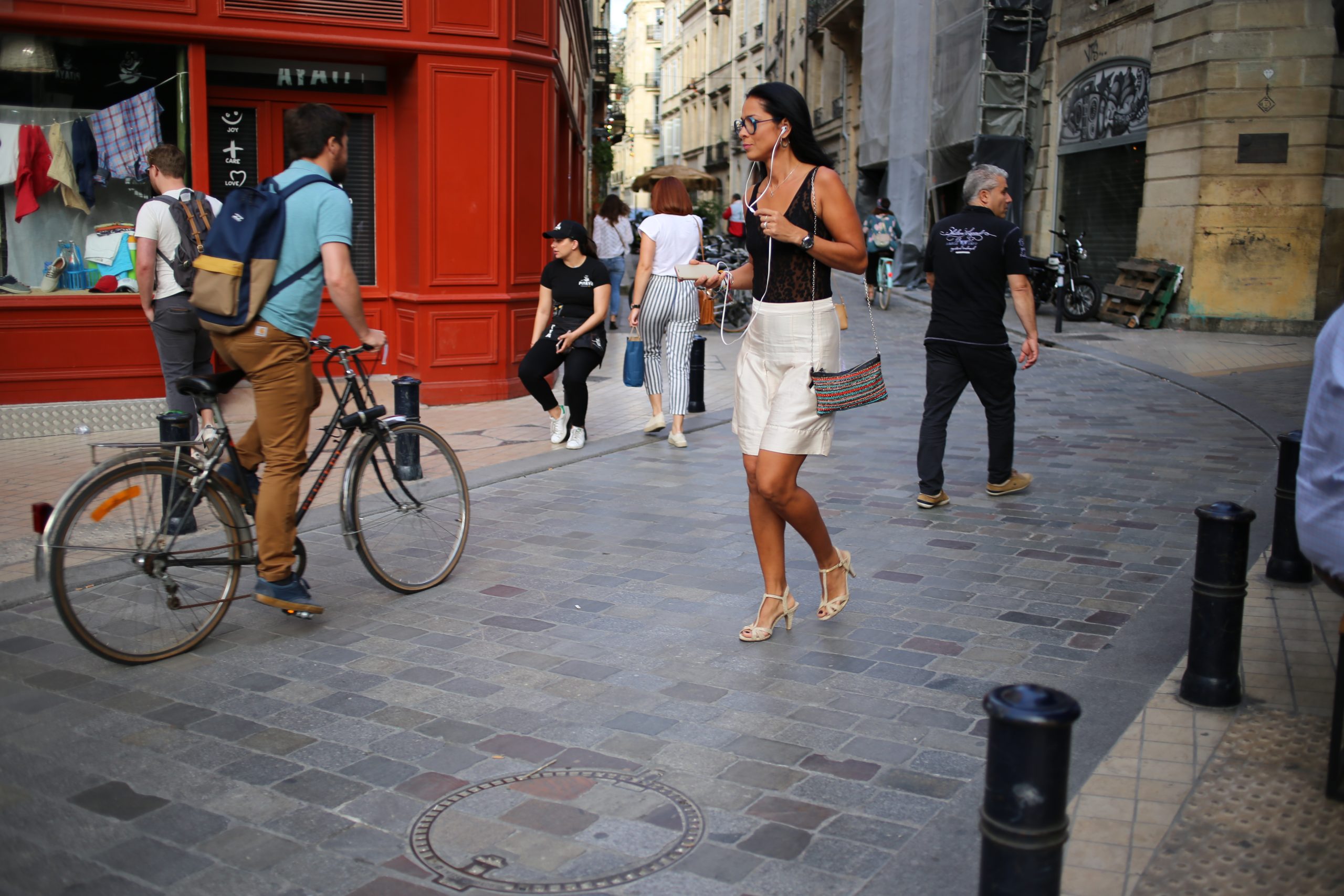 How To Avoid Looking Like A Tourist In France Virtual Travel Guide