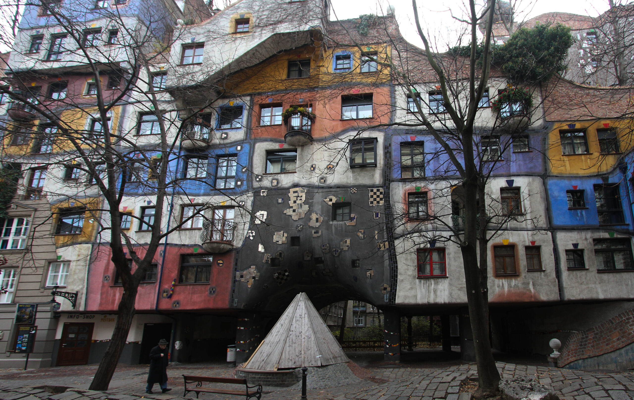 Discovering the Enchanting Hundertwasserhaus in Vienna